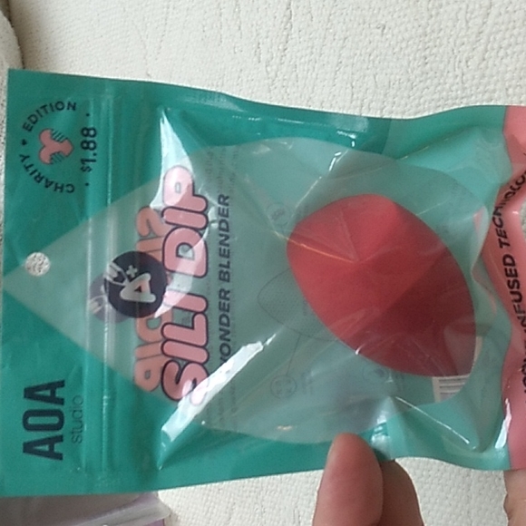AOA Makeup Blenders, Blender Travel Covers & Mixing Palette - Picture 4 of 9